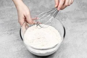 ترکیب مواد خشک در تهیه کیک شکلاتی خیس