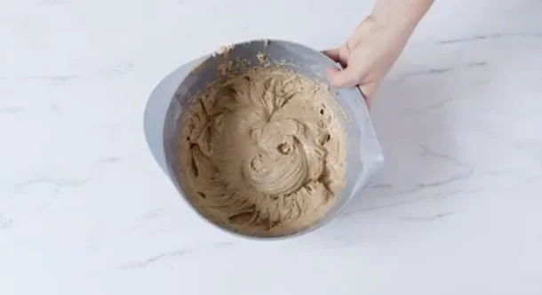 غلظت مخلوط مواد لازم مخلوط شده کیک شکلاتی
