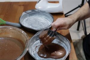 ریختن مواد کیک شکلاتی داخل قالب