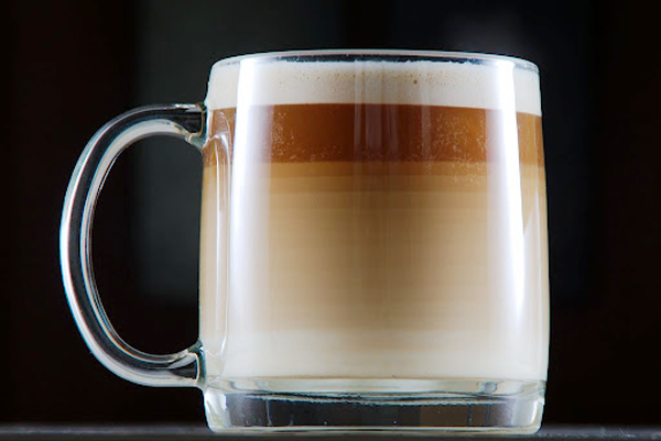 ریختن شیر و اسپرسو در تهیه لاته ماکیاتو