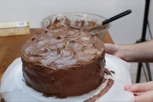 مایدن سس شکلاتی روی کیک