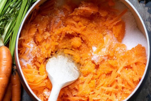 اضافه کردن شکر به هویج برای پخت مربای هویج