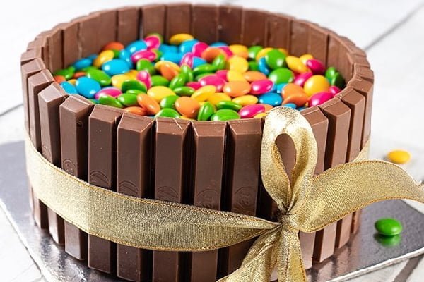 تزئین کیک شکلاتی تولد