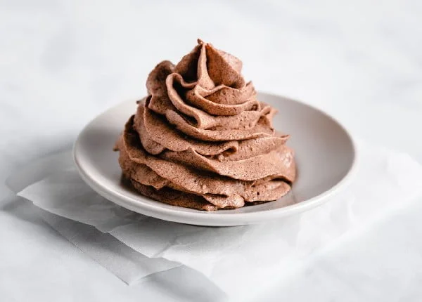 طرز تهیه خامه شکلاتی برای روکش کیک با پودر کاکائو