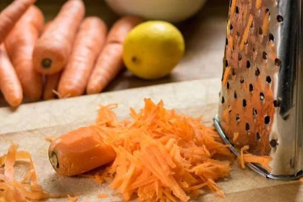 رنده کردن هویج برای طرز تهیه مربای هویج