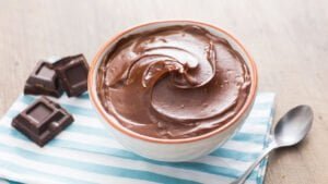 طرز تهیه خامه شکلاتی برای روکش کیک بدون دردسر