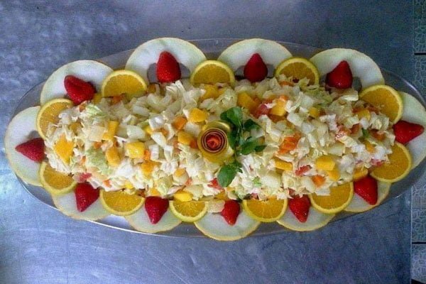 سالاد ماکارونی در ظرف زیبا و تزیین با لیمو و میوه