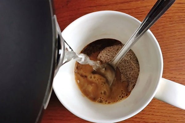 اضافه کردن قهوه داغ به کیک خیس شکلاتی بدون فر