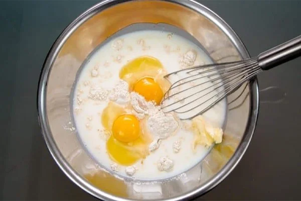 مخلوط کردن مواد تر برای طرز تهیه کیک خیس شکلاتی بدون فر