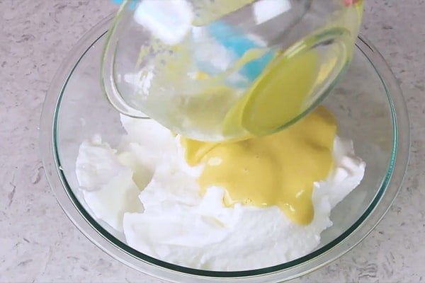 مخلوط کردن زرده و سفیده تخم مرغ