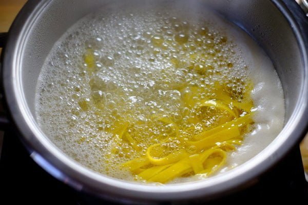 آبکش کردن ماکارونی برای تهیه ماکارونی بدون دم