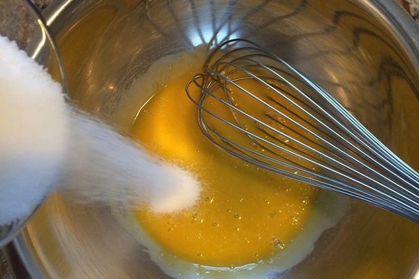 تخم‌مرغ و شکر را مخلوط کنید