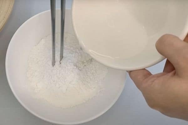 خیس کردن آرد برنج در آب سرد