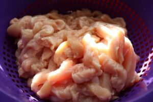 شستن و گرفتن چربی مرغ شاورما