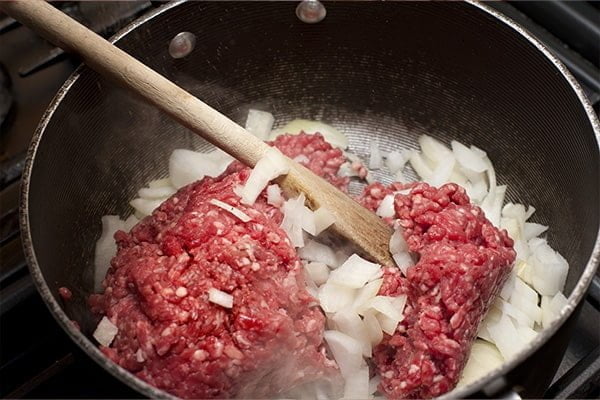 اضافه کردن گوشت چرخ کرده به مواد پیراشکی گوشت