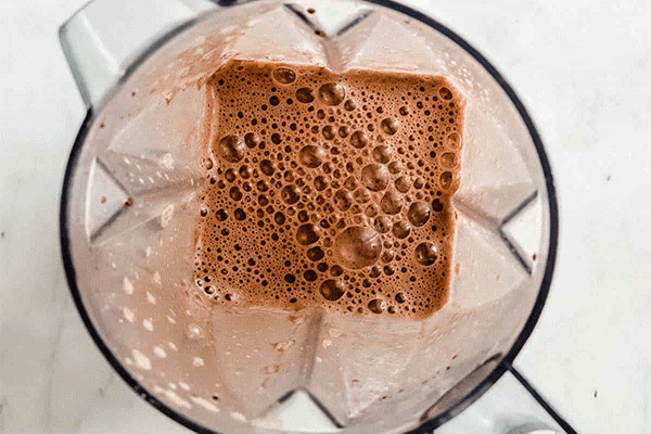 مخلوط کردن مواد در طرز تهیه شیر کاکائو