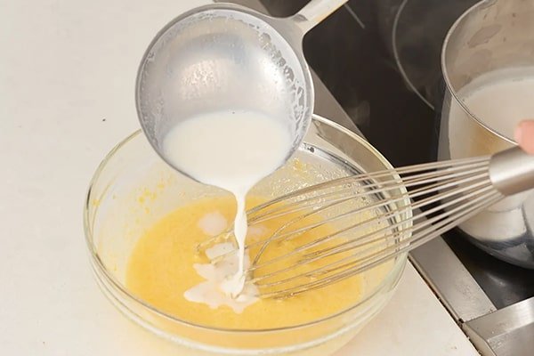 شیر و زرده تخم مرغ را ترکیب کنید