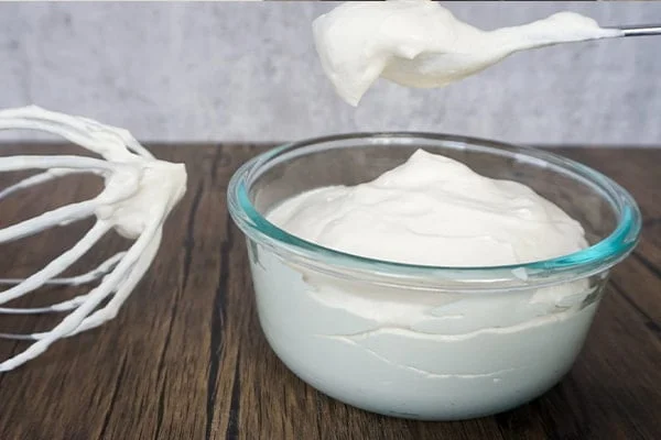 مخلوط کردن وانیل و خامه آماده شده