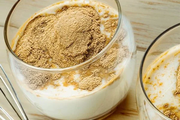 حل کردن مخمر در شیر برای تهیه پیراشکی کرم دار