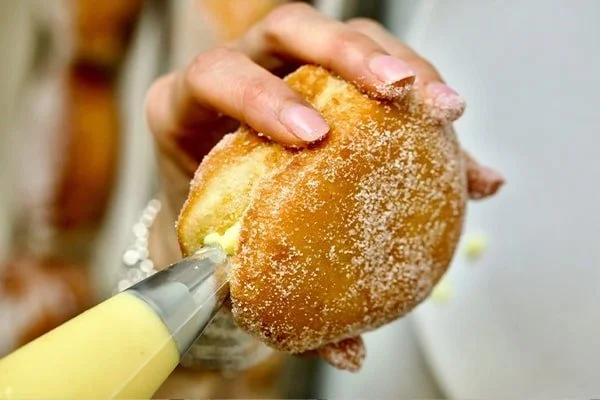 پر کردن پیراشکیهای کرم دار با فیلینگ