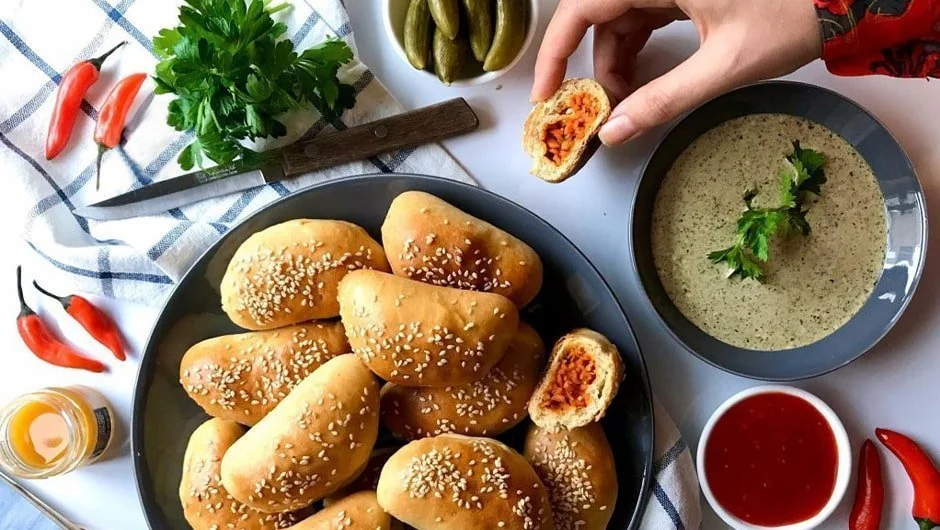 طرز تهیه پیراشکی سوسیس