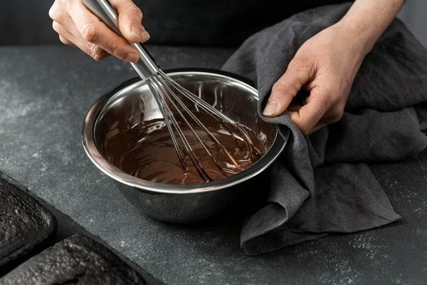 آماده کردن فراستینگ شکلاتی برای کاپ‌کیک‌ها