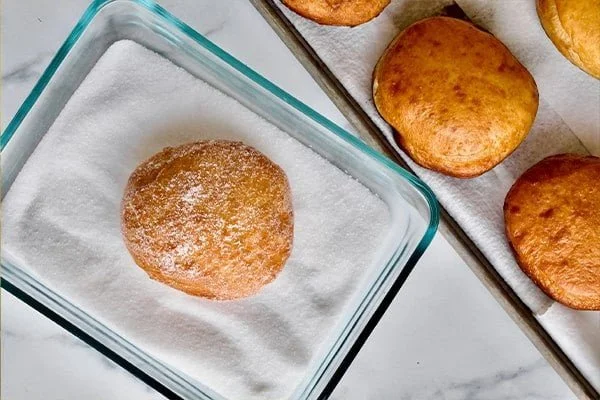 غلتاندن پیراشکی در شکر