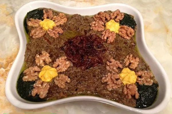 تزیین کشک بادمجان با گردو