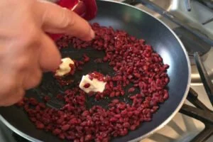آماده کردن زرشک برای طرز تهیه عدس پلو با گوشت چرخ کرده