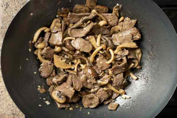 مخلوط کردن و تقت دادن مواد بیف استراگانف