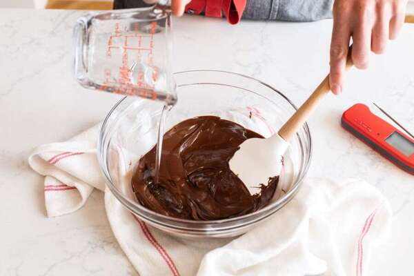 اضافه کردن شربت ذرت در طرز تهیه سس شکلاتی براق برای روی کیک