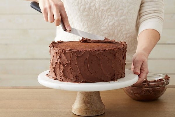 فراستینگ کردن کیک شکلاتی اسفنجی