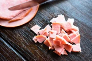 خرد کردن کالباس برای طرز تهیه سالاد ماکارونی و سیب زمینی