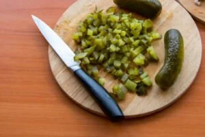 خرد کردن خیارشور برای طرز تهیه سالاد ماکارونی با سیب زمینی