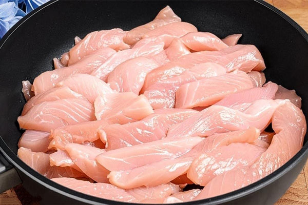 فیله مرغ خرد شده برای تهیه بیف استراگانف