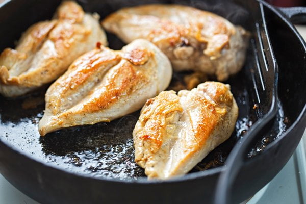 سرخ کردن مرغ برای زرشک پلو با مرغ