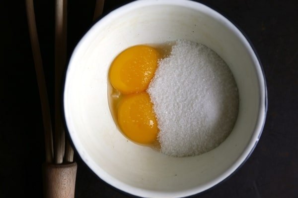 مخلوط کردن تخم مرغ در تهیه کیک هویج اسفنجی