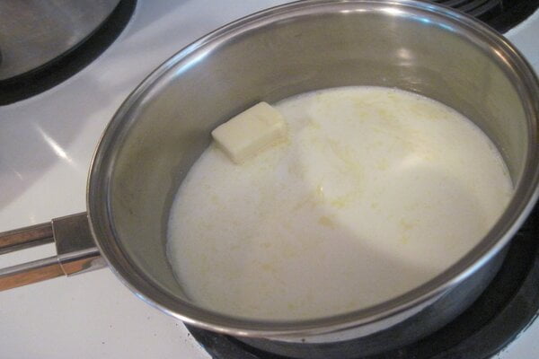 مخلوط کردن کره و شیر برای تهیه کیک اسفنجی