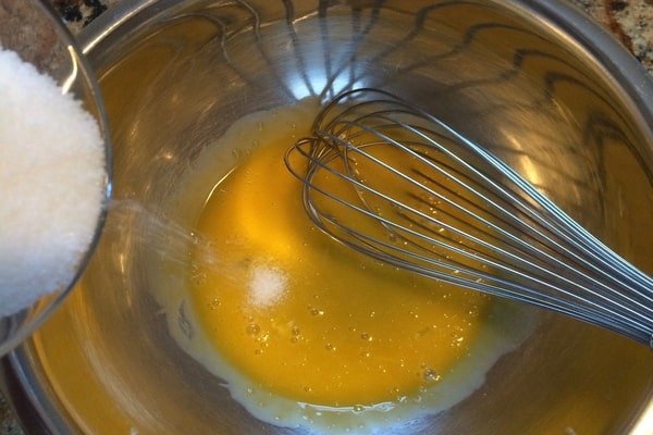 مخلوط کردن شکر و تخم مرغ