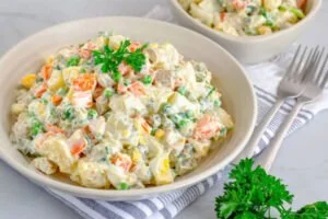 طرز تهیه سالاد ماکارونی با سیب زمینی