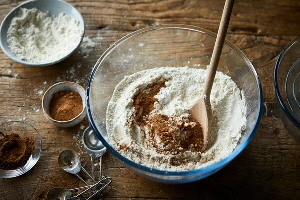 مخلوط کردن مواد خشک در طرز تهیه کیک کاکائوی اسفنجی