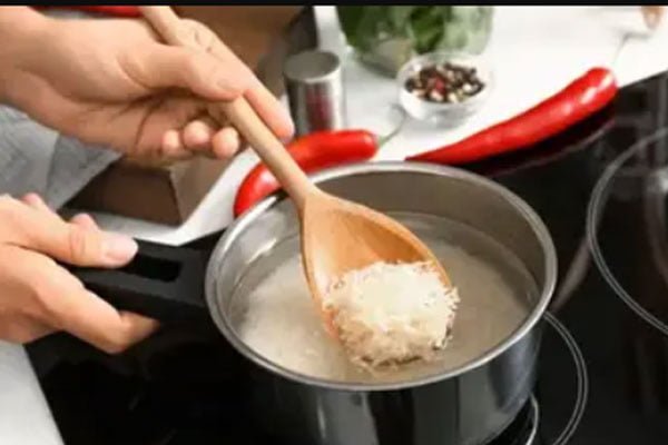 آبکش کردن برنج زرشک پلو با مرغ