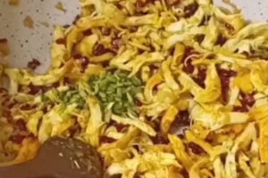 اضافه کردن خلال پسته برای زرشک پلو با مرغ ریش ریش مجلسی