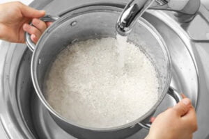 خیساندن برنج برای آبک کردن برنج