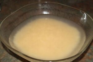 خیساندن برنج برای طرز تهیه لوبیا پلو با مرغ