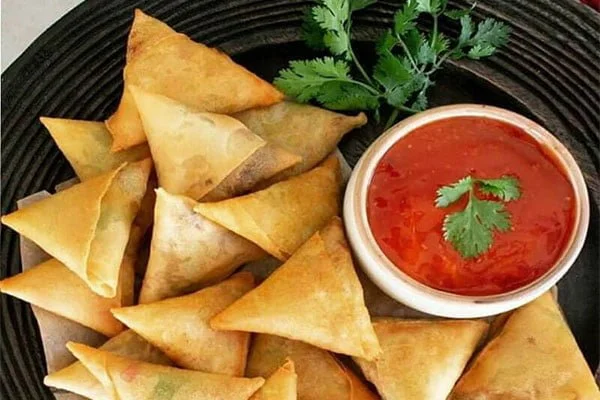 تزیین و سرو سمبوسه پیتزایی