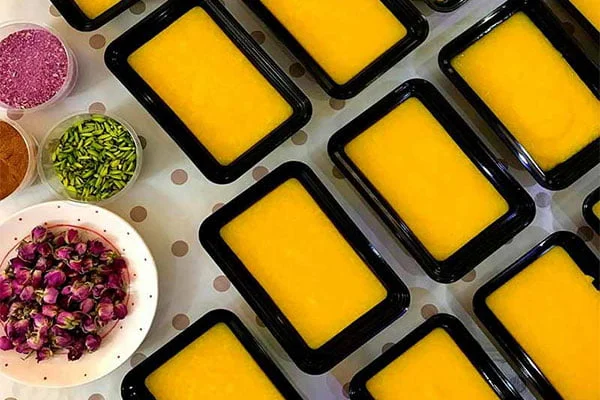 طرز تهیه و تزیین شله زرد مجلسی