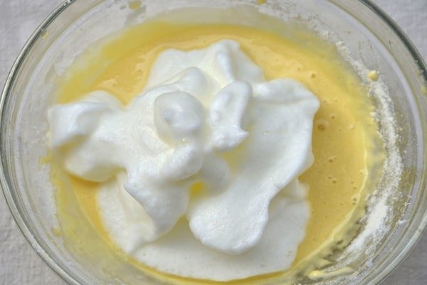 اضافه کردن سفیده تخم‌‌مرغ به مایه خمیر در طرز تهیه کیک اسفنجی با آب