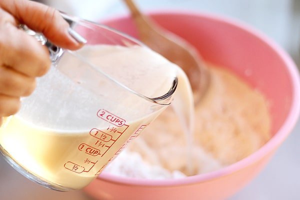 اضافه کردن شیر به مایه خمیر در طرز تهیه کیک زعفرانی اسفنجی