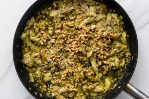 اضافه کردن گردو برای طرز تهیه کشک بادمجان با گردو